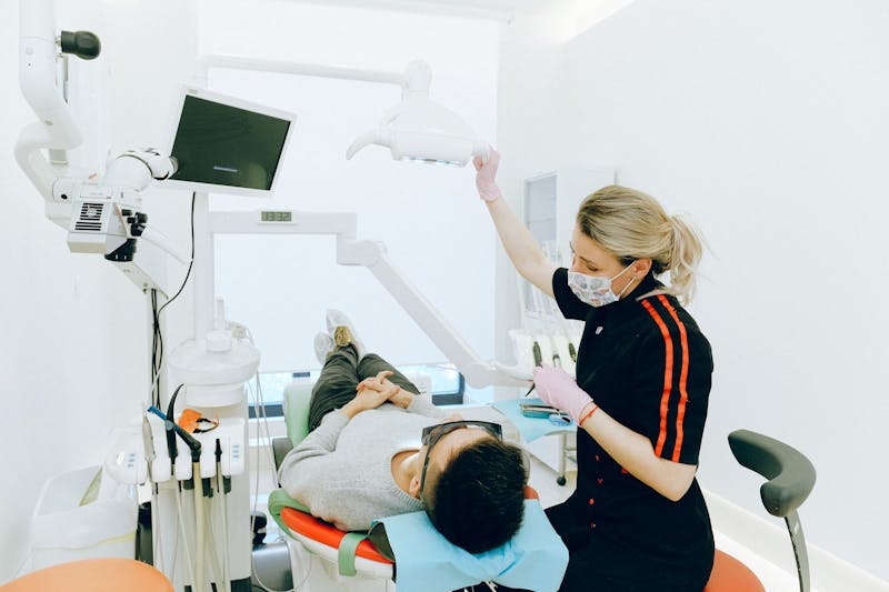 Stomatolog w nowoczesnym gabinecie - Flossa tworzona we współpracy z lekarzami